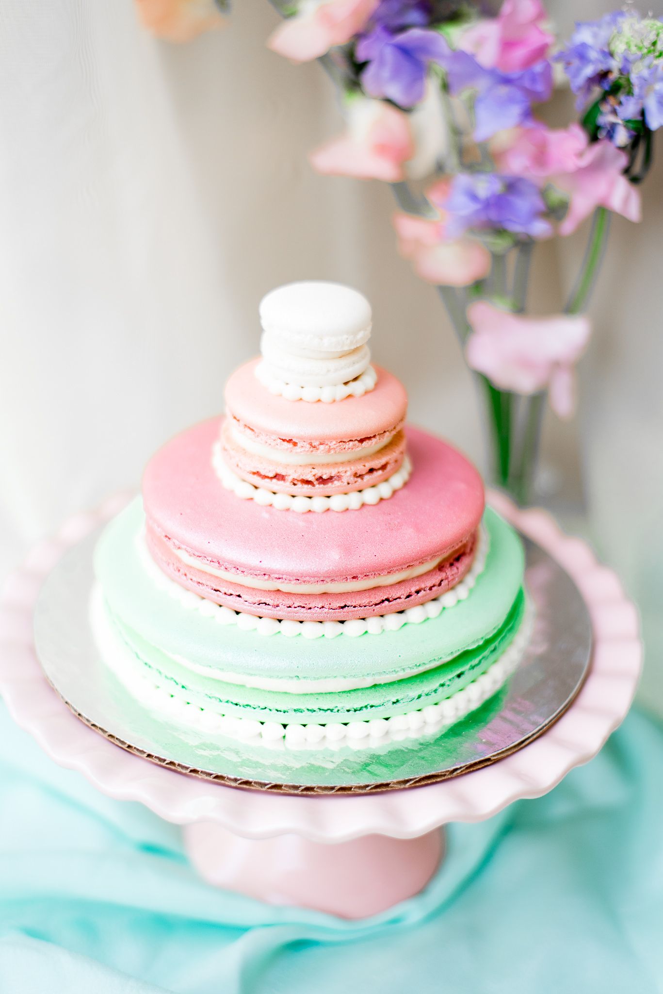 4-tiered cake of giant macarons in pink and green colors