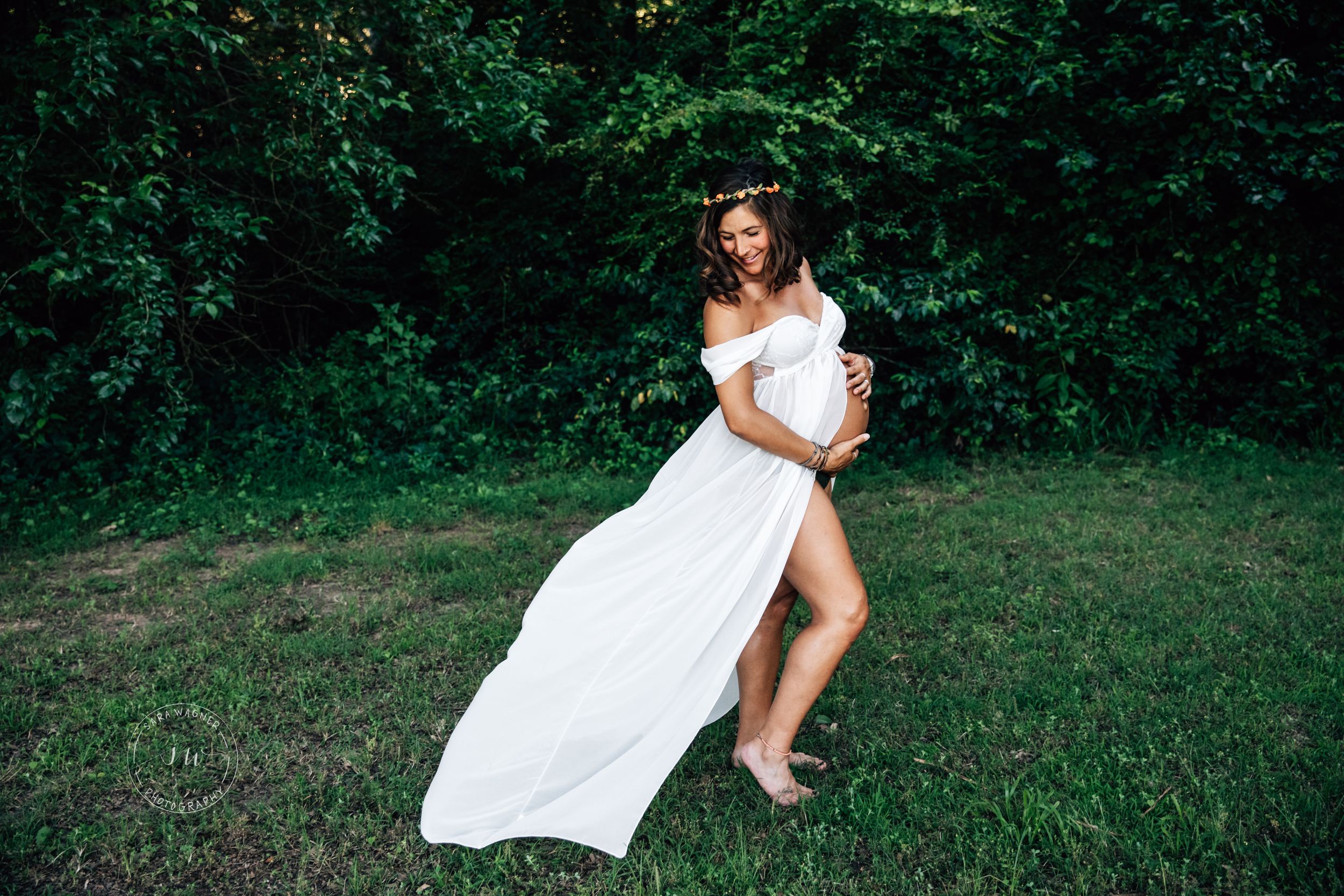Northwest Arkansas Mom in maternity gown