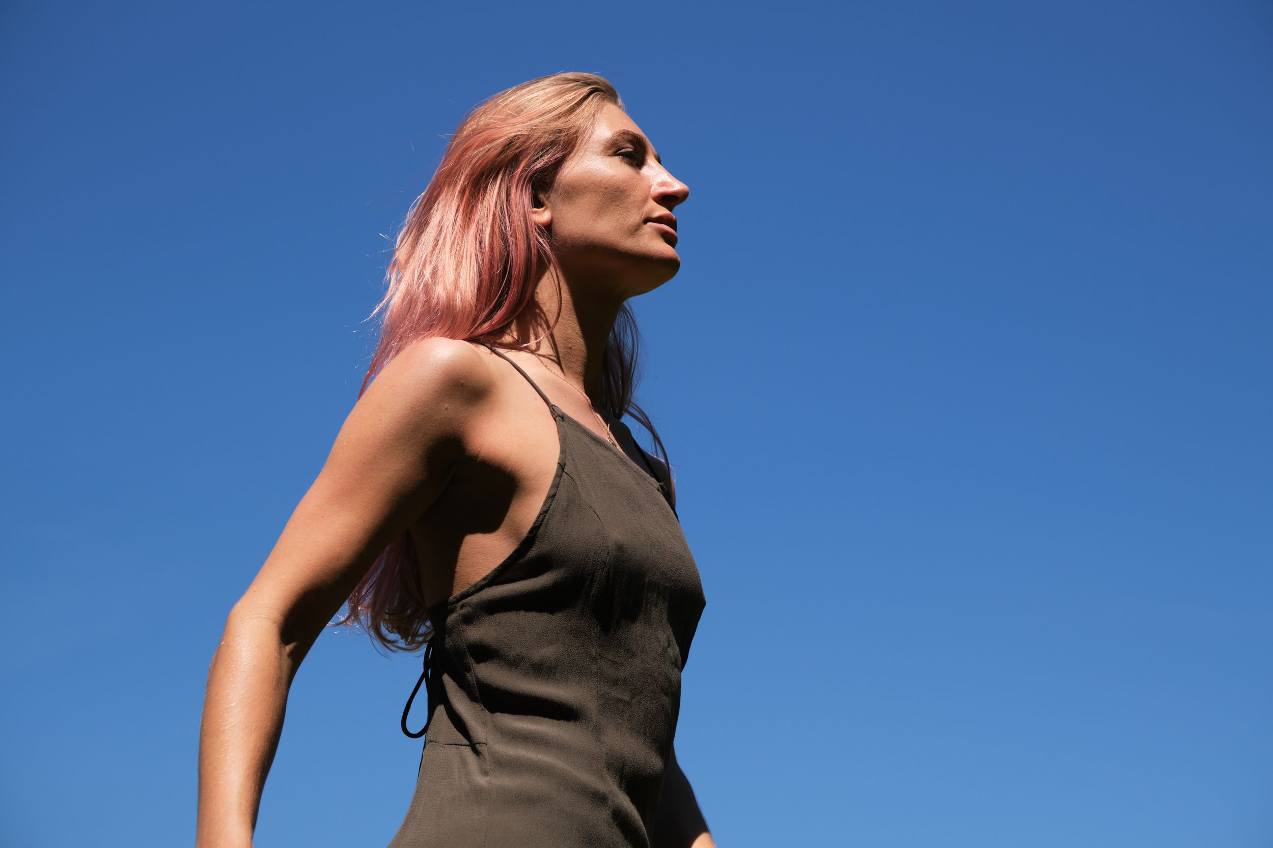 zara vintige vinted buiten blauwe lucht shoot fujixt3 model kamera express driftersandlovers scotch and soda pinkhair