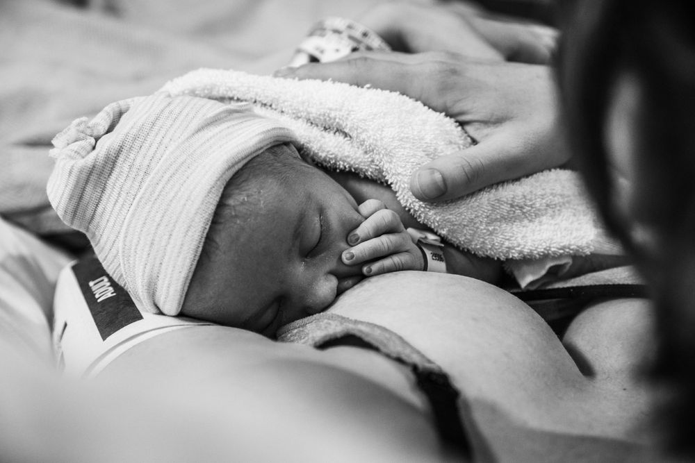 Birth photographer captures the first time a newborn baby nurses