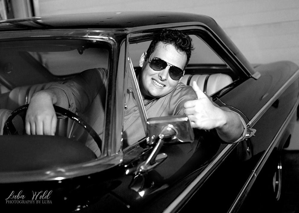 hs senior boy in a classic car in black and white post falls photographer luba wold