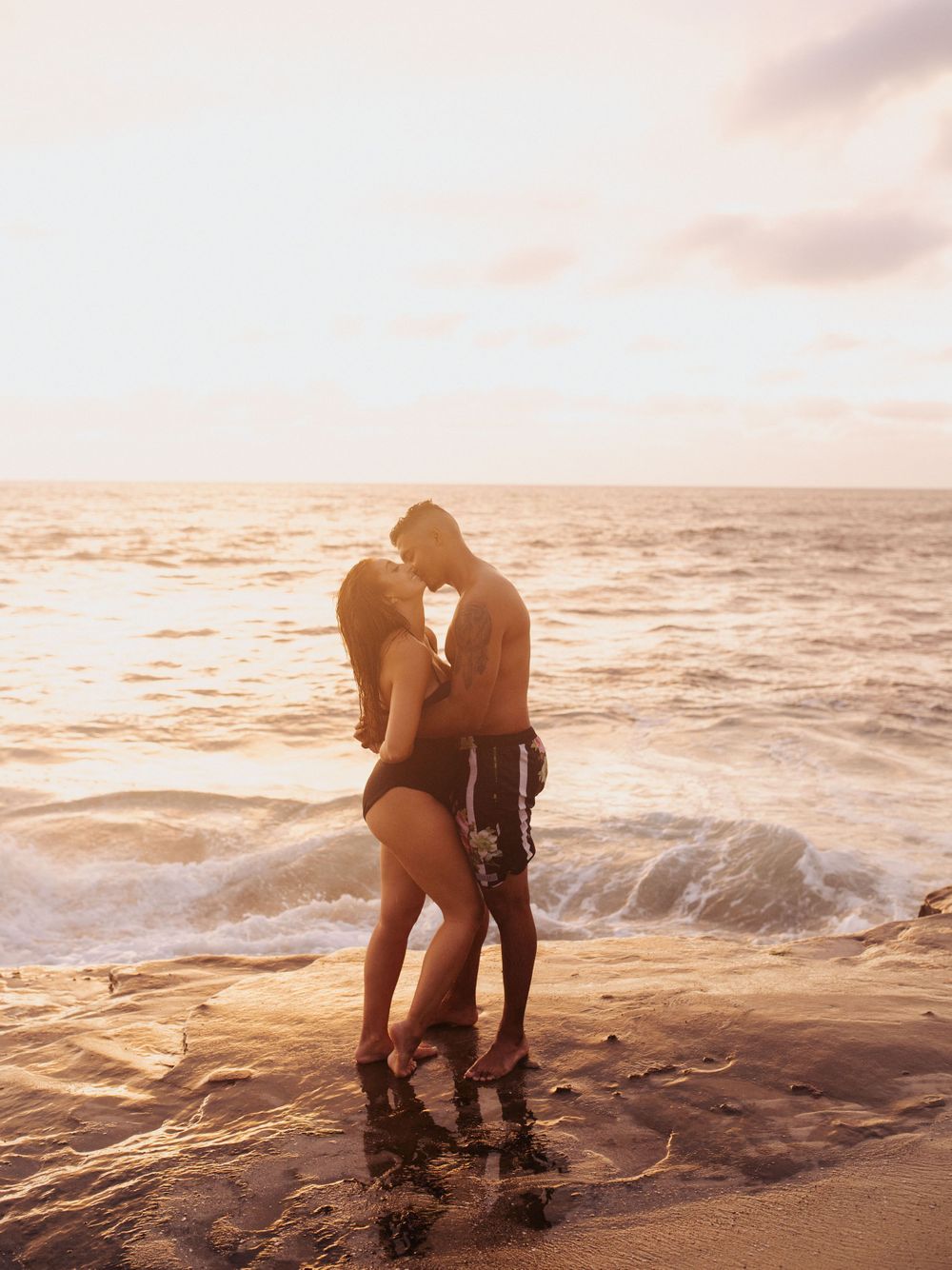 sunset cliffs san diego couple photoshoot engagement shoot posing ideas outfit inspiratio san diego wedding photographer