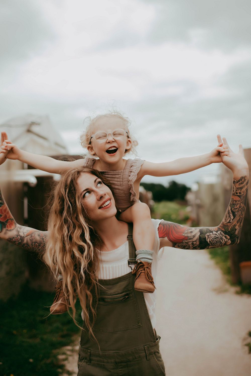 raelyn-ramey-with-daughter-at-harveys-greenhouse-ashley-hinners-photography