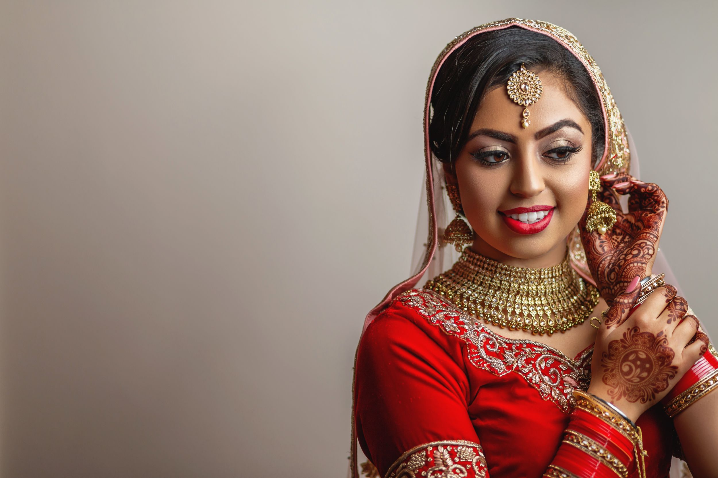 Alrewas Hayes Asian wedding photos. Birmingham Indian wedding photography. Indian bride and groom wedding portrait photo