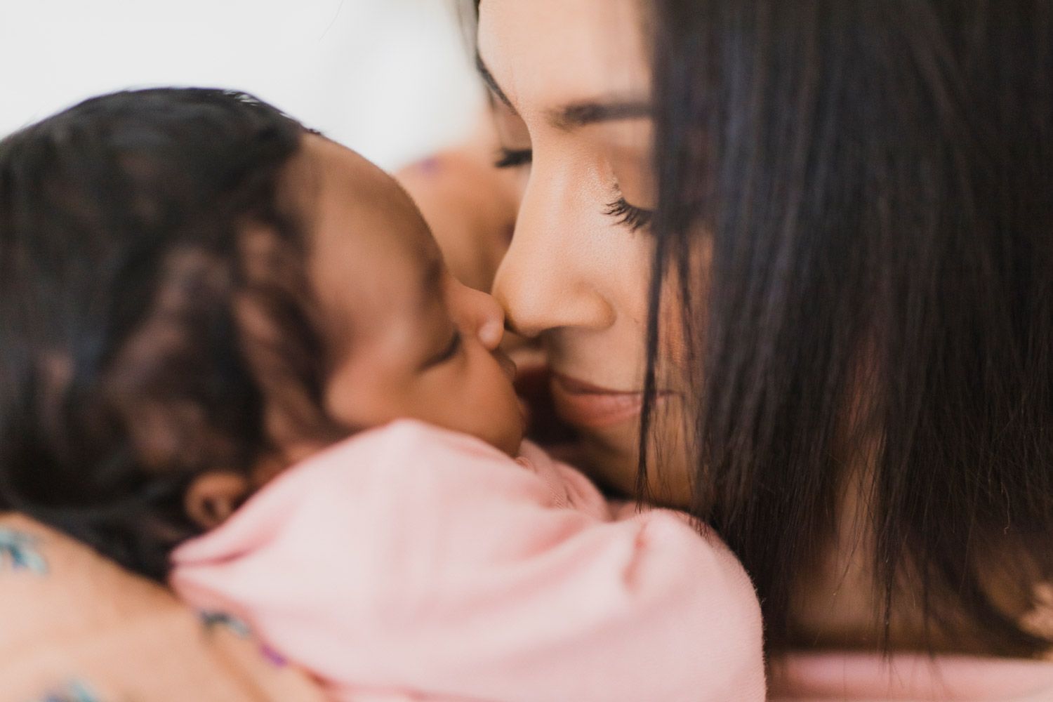 family mom infant home black photographer bay area san francisco sacramento brandi rollins wild family photography