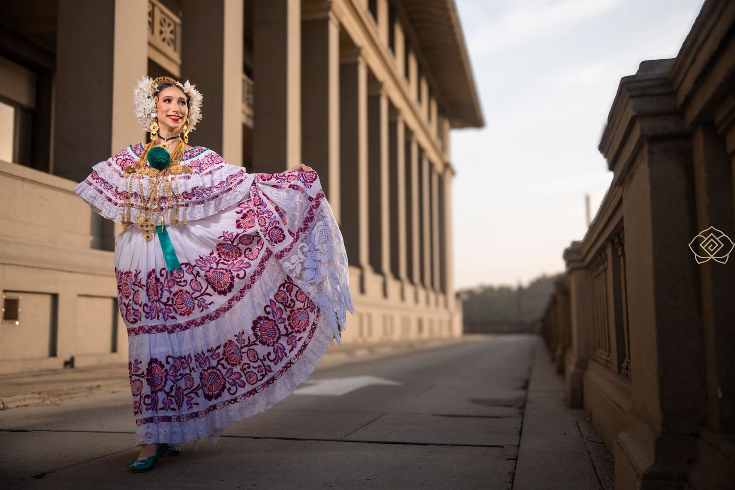Mujer con pollera santeña de gala en sesión fotográfica en el edificio de la administracion del canal de panama