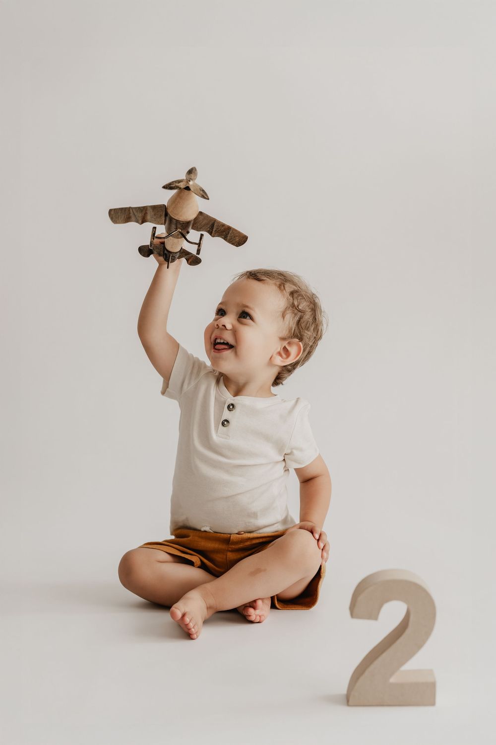 Fotoshooting zum 2. Geburtstag, Meilensteinshooting, Cakesmash, Junge mit Flugzeug im Fotoatelier Stockerau, Familienfotograf