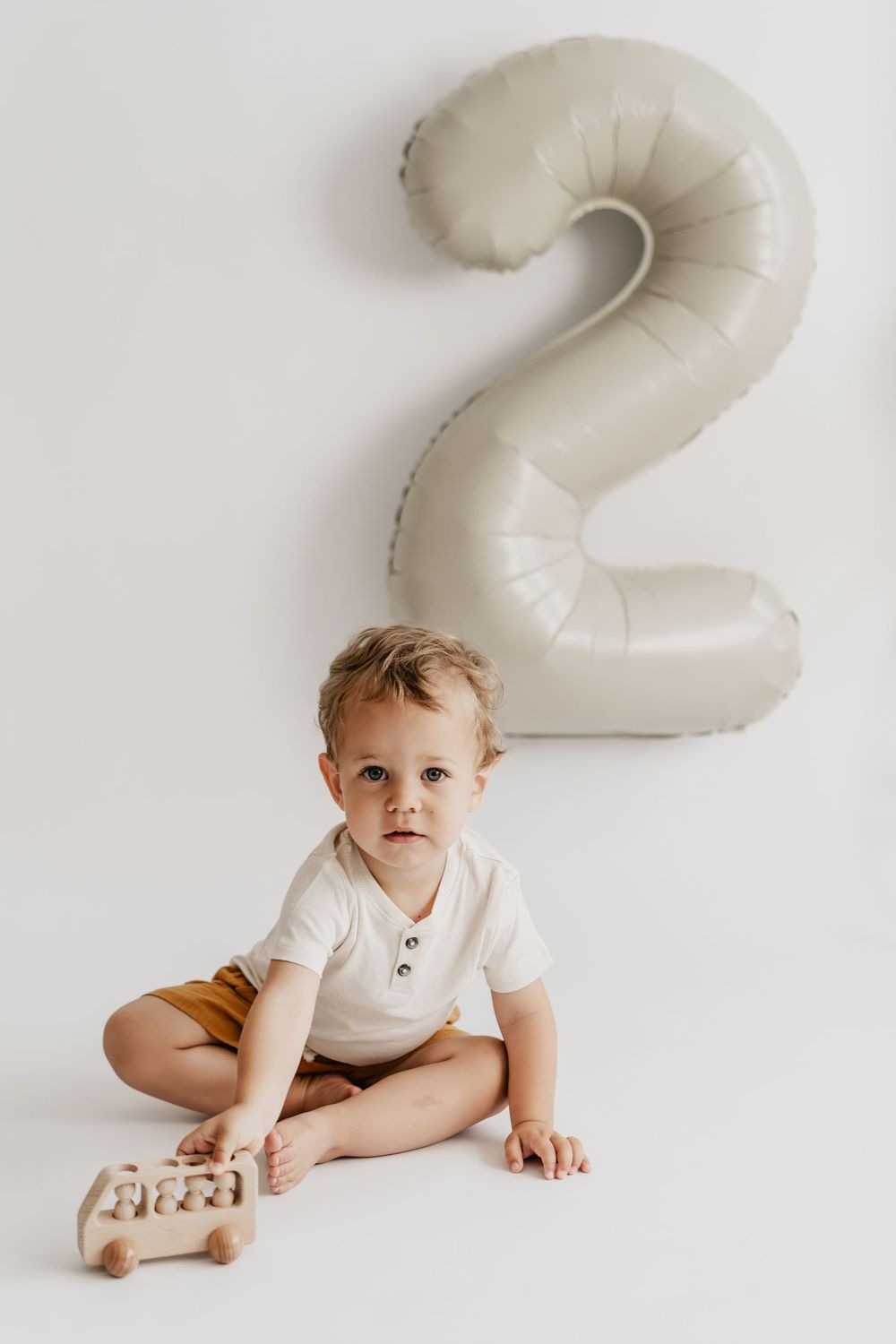 Geburtstagsfotoshooting zum 2. Geburtstag mit kleinem Jungen im Fotoatelier Stockerau, natürliche Kinderportraits, Wien