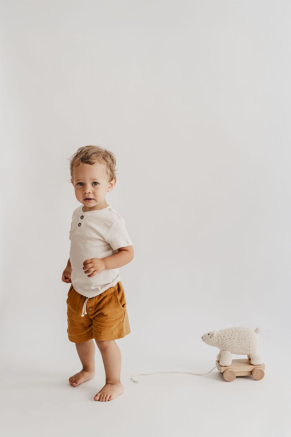 natürliches Kinderportrait, Bub 2Jahre alt, Geburtstagsfotos im Fotoatelier, 2. Geburtstag, Fototshooting, Fotograf Stockerau