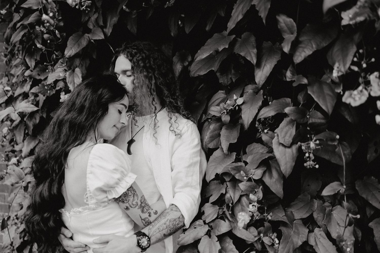 Couple's engagment shoot around the Fernery of Winter Gardens with Apertured Media-Auckland Wedding Photographer