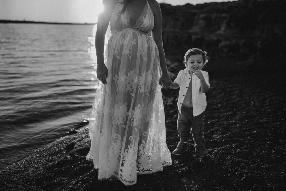 boho maternity session lifestyle black and white