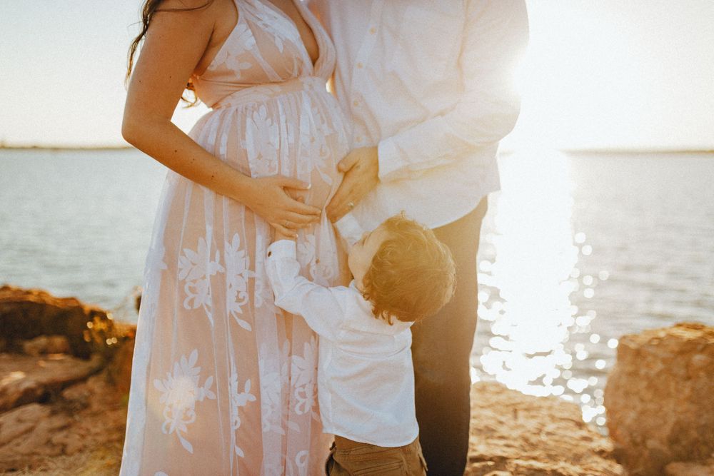 texas maternity photographer beach cliffs lake