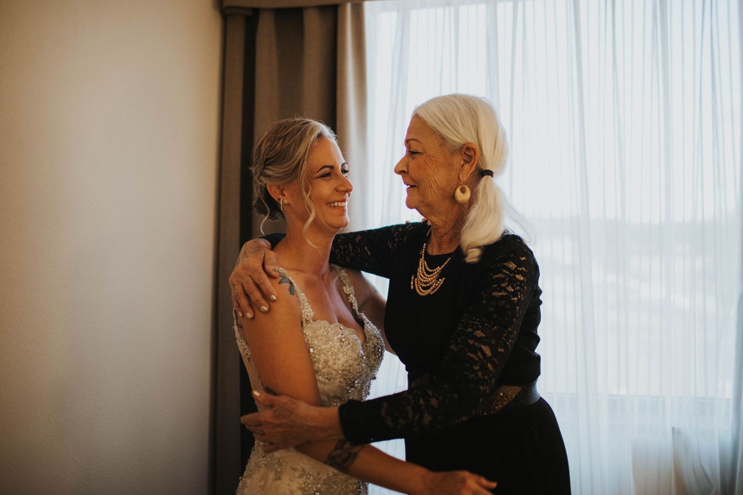 Bride hugging mom in Greenville, NC hotel before wedding at Uptown Brewery.