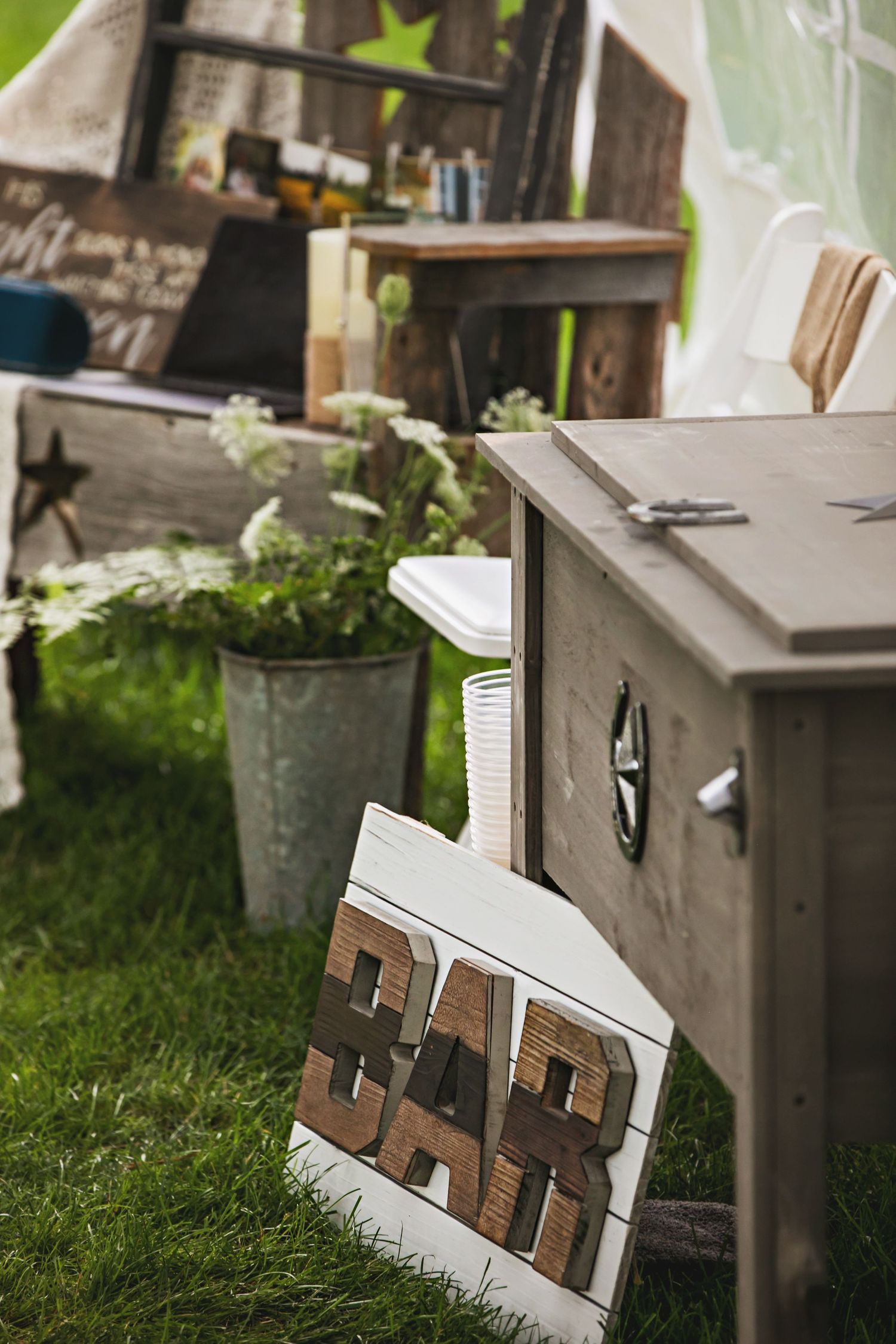 Charming rustic backyard wedding in Mount Brydges Ontario by London photographer Shawn Van Daele