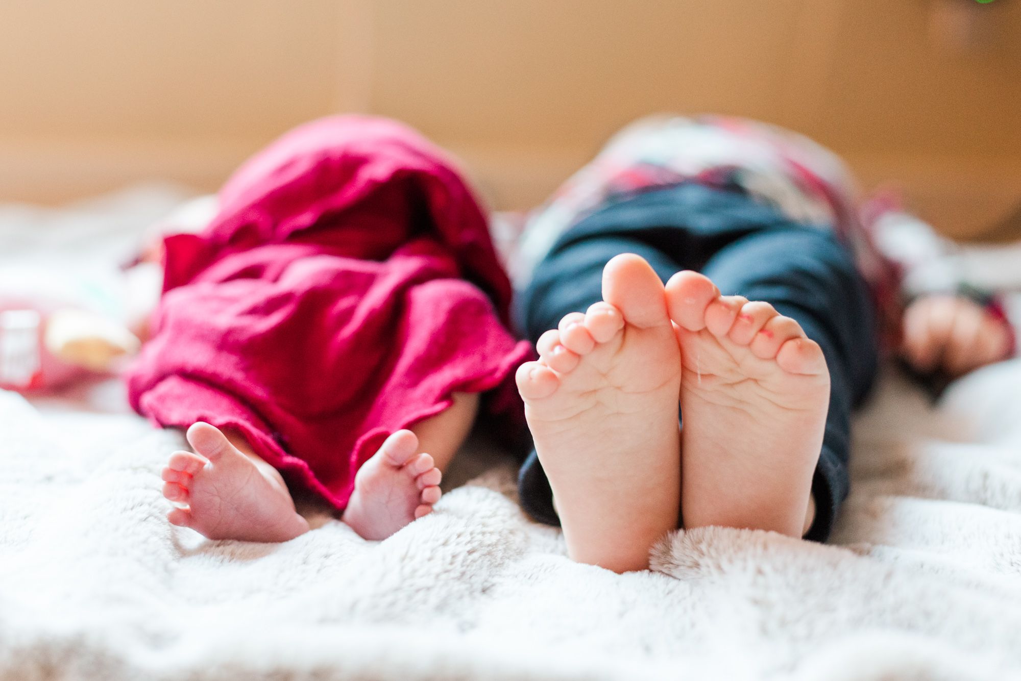 Big sister and newborn baby feet in Pittsburgh, Pennsylvania