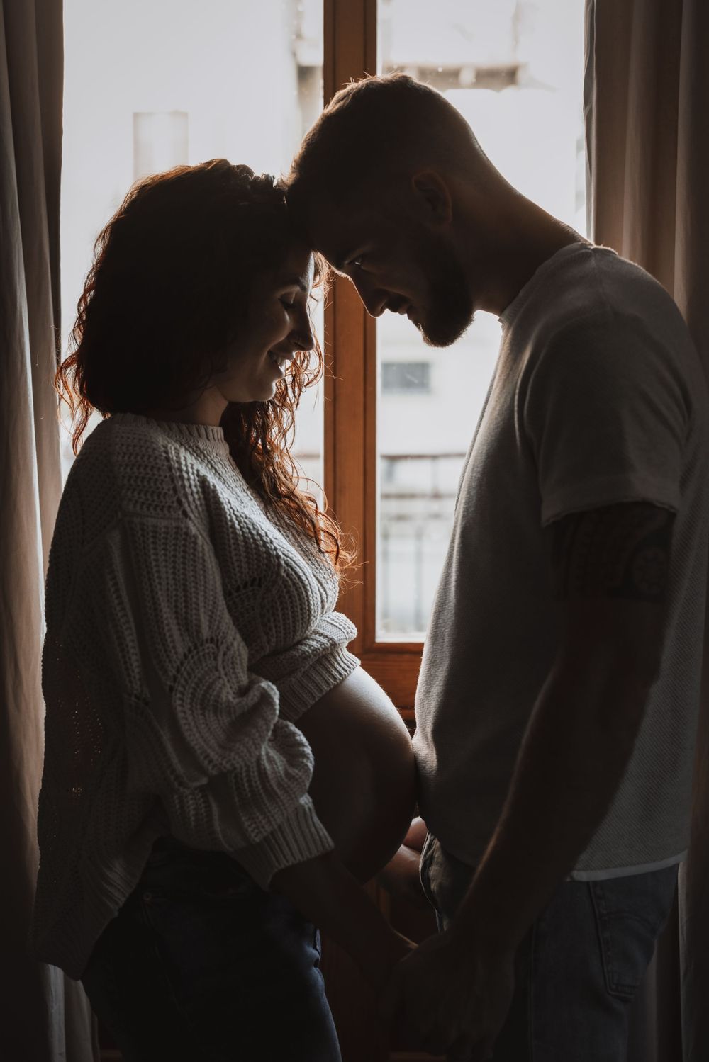 Photo grossesse lifestyle – Célébrez ce moment précieux avec des clichés authentiques, empreints d’amour et de douceur
