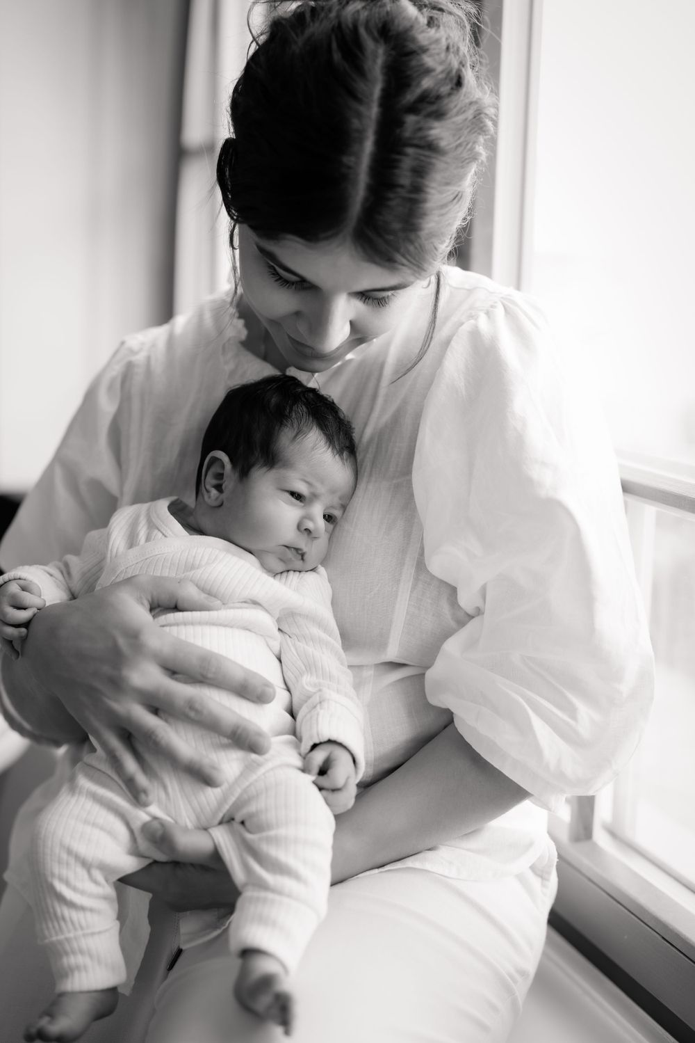 Photographe nouveau-né lifestyle à Neuchâtel – Des photos tendres et authentiques de votre bébé à la maison, dans un style naturel