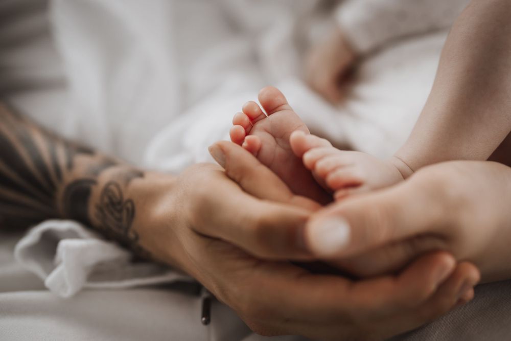 Séance photo nouveau-né lifestyle en Suisse romande – tendres moments en famille