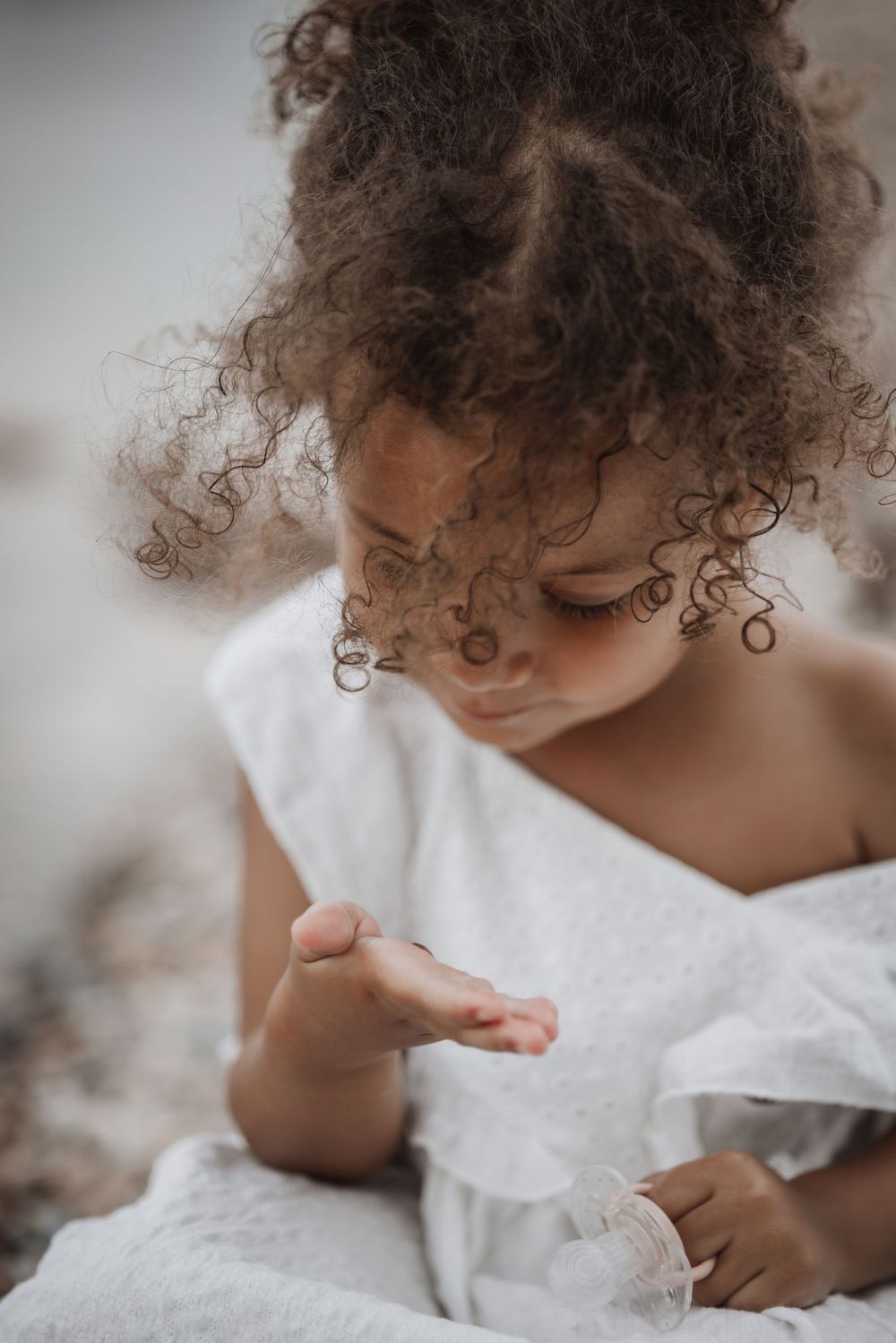 Instant d’innocence – Photo de petite fille à Neuchâtel en extérieur