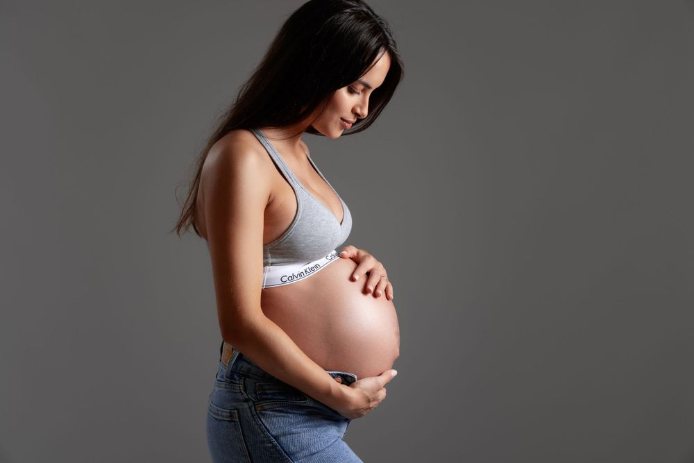 Photographe grossesse Neuchâtel – Immortalisez la magie de votre grossesse avec une séance photo professionnelle en studio