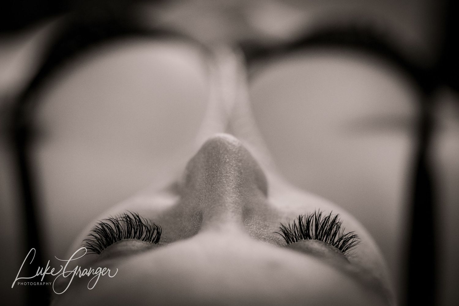 boudoir photo showing eyelashes in focus