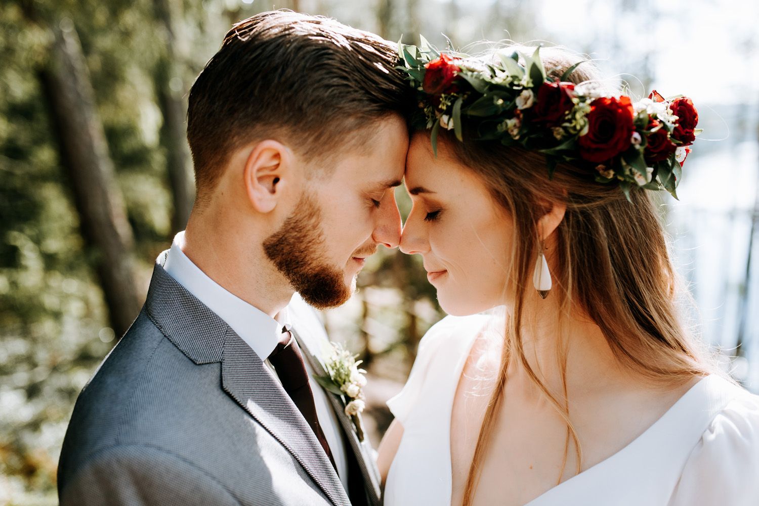 Romantiskas kāzu fotogrāfijas jaunā pāra kāzu fotosesija kāzu fotogrāfs
