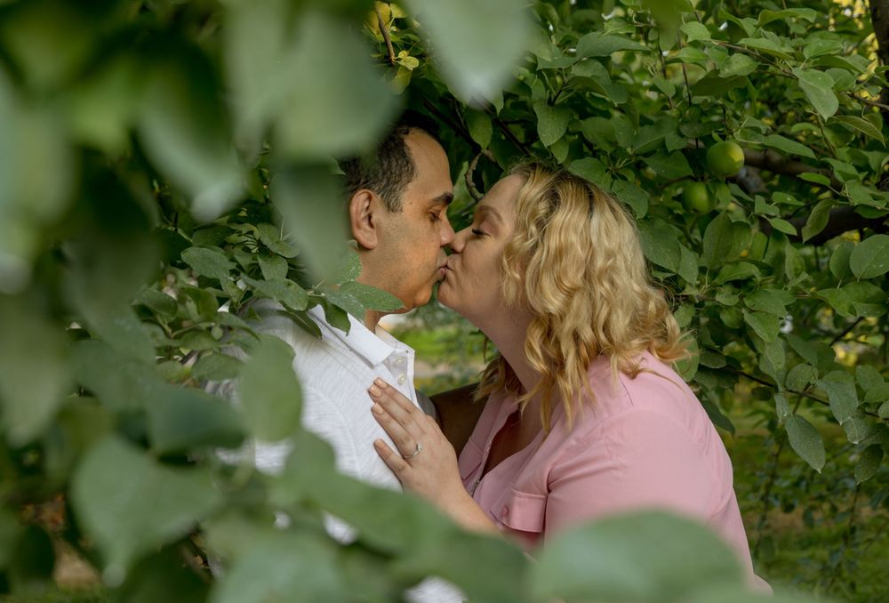 Engagement photogrpahy of bride and groom kissing