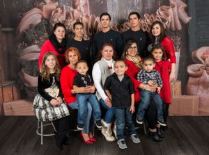 Extended Family of 13 for their Christmas Photo Session