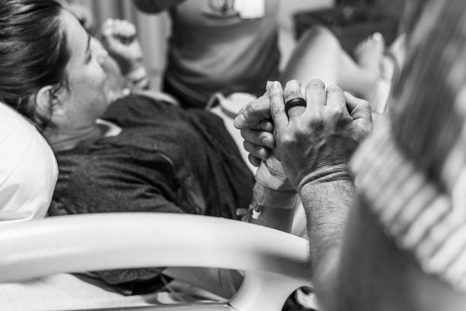 Oklahoma birth photographer captures dad supporting laboring mom