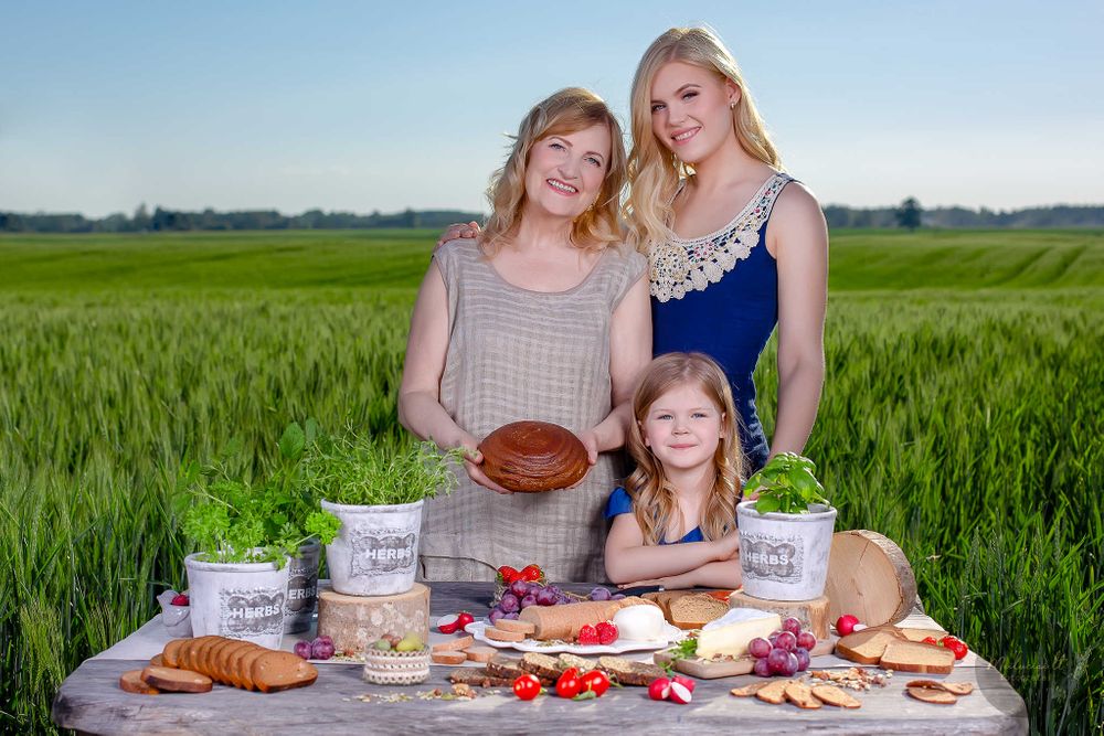 reklaminės maisto produktų duonos gaminių fotografavimas gamtoje su modeliais fotografas Regimantas Meilutis