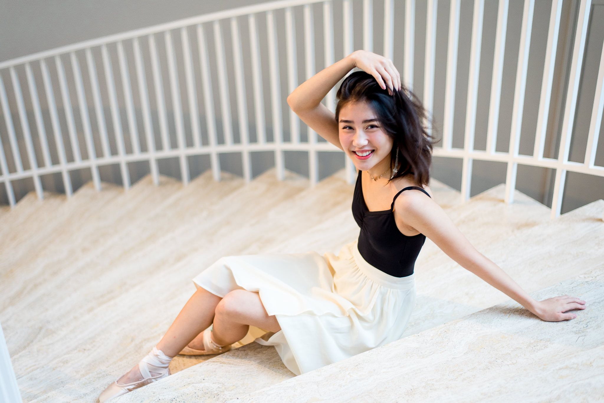 young woman sitting on steps at art institute of chicago for chicago senior pictures