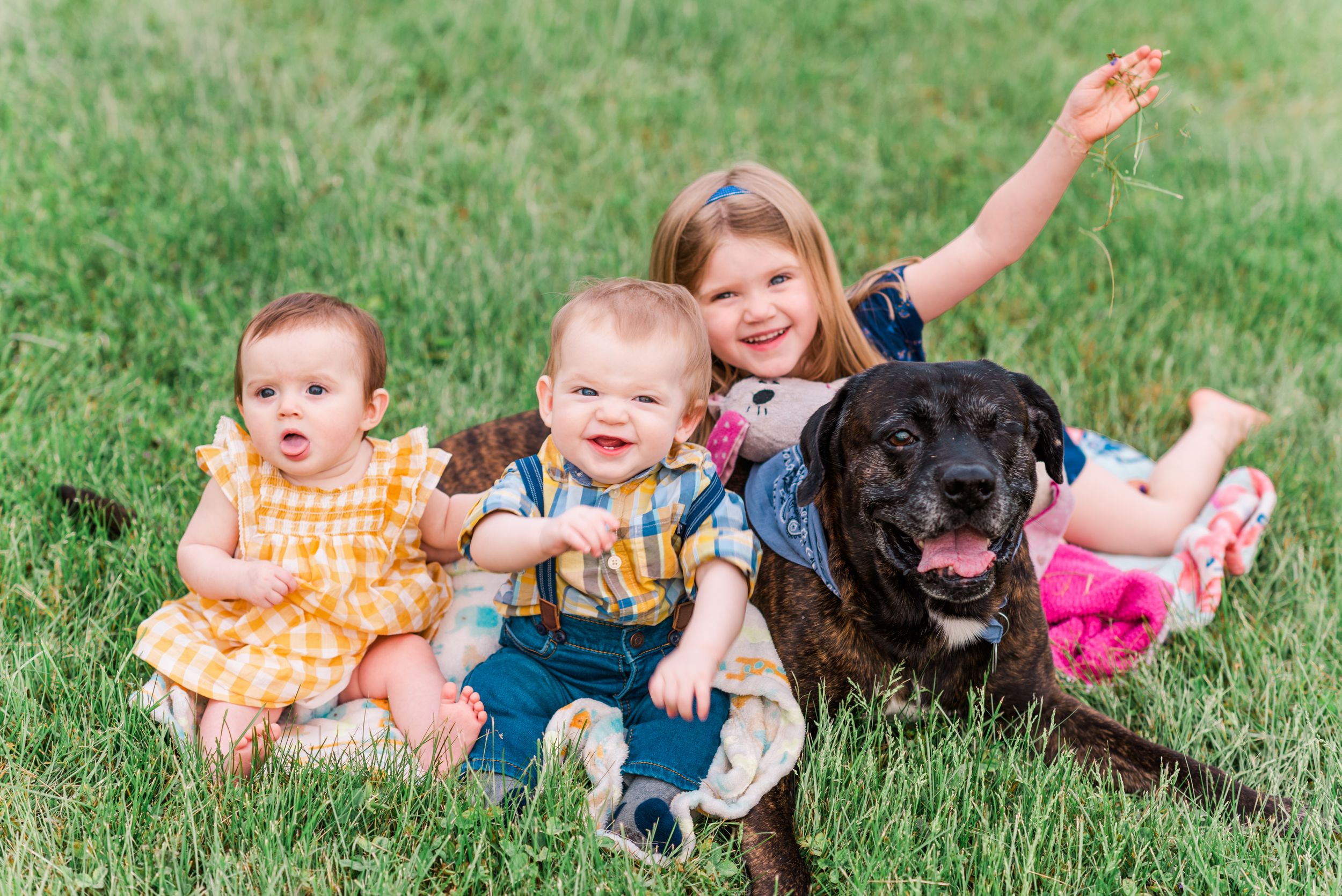 Kids sitting in grass at family photos at Moraine State Park, Pennsylvania