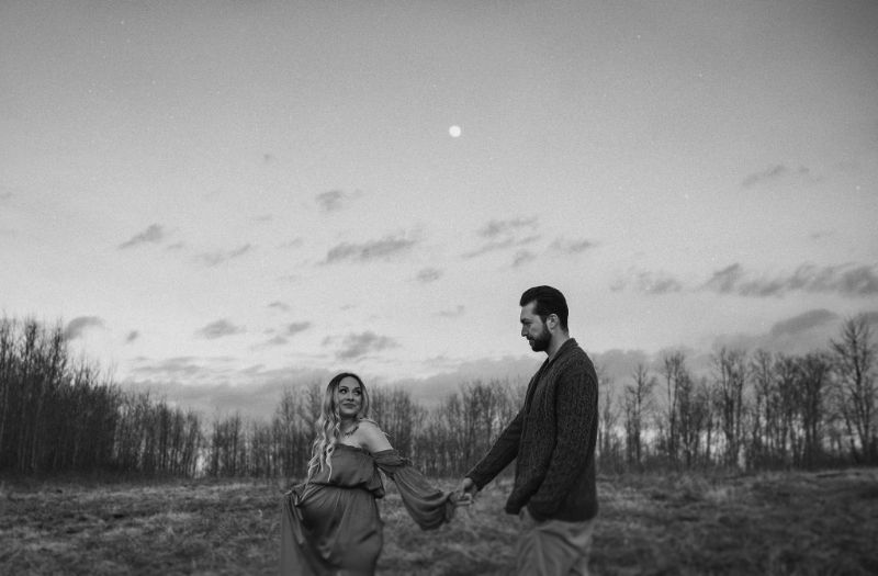 Black and white maternity couples photos