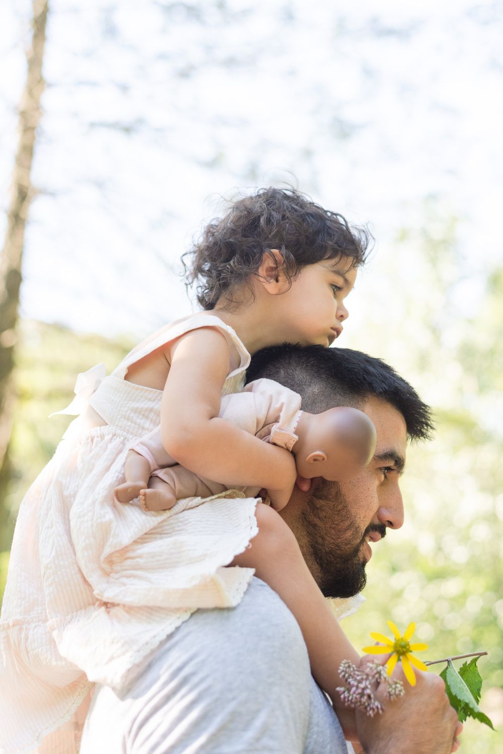 Toddler sitting on dad's shoulder at Emmerling Park in Cheswick Pennsylvania