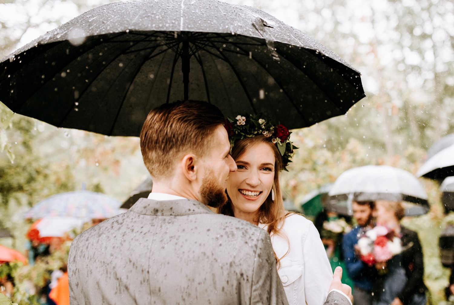 Kāzu fotogrāfs fotogrāfe kāzas lietū latviešu kāzu tradīcijas