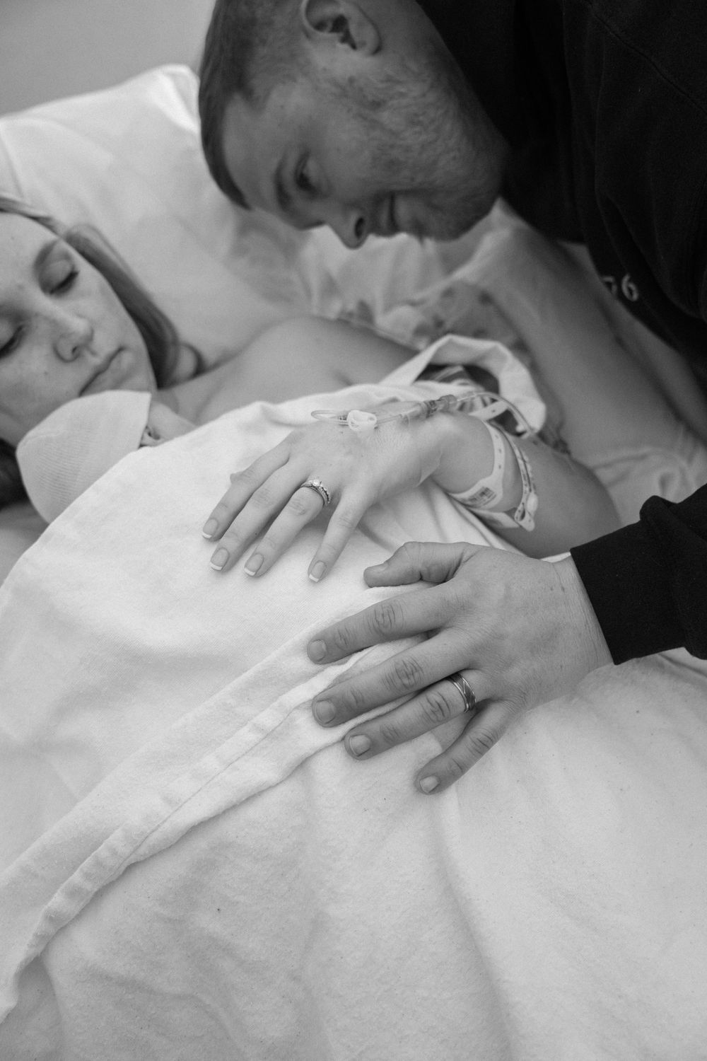 Chicago birth photographer captured a deliver in a chicago hospital. Chicago newborn photographer covering child birth.