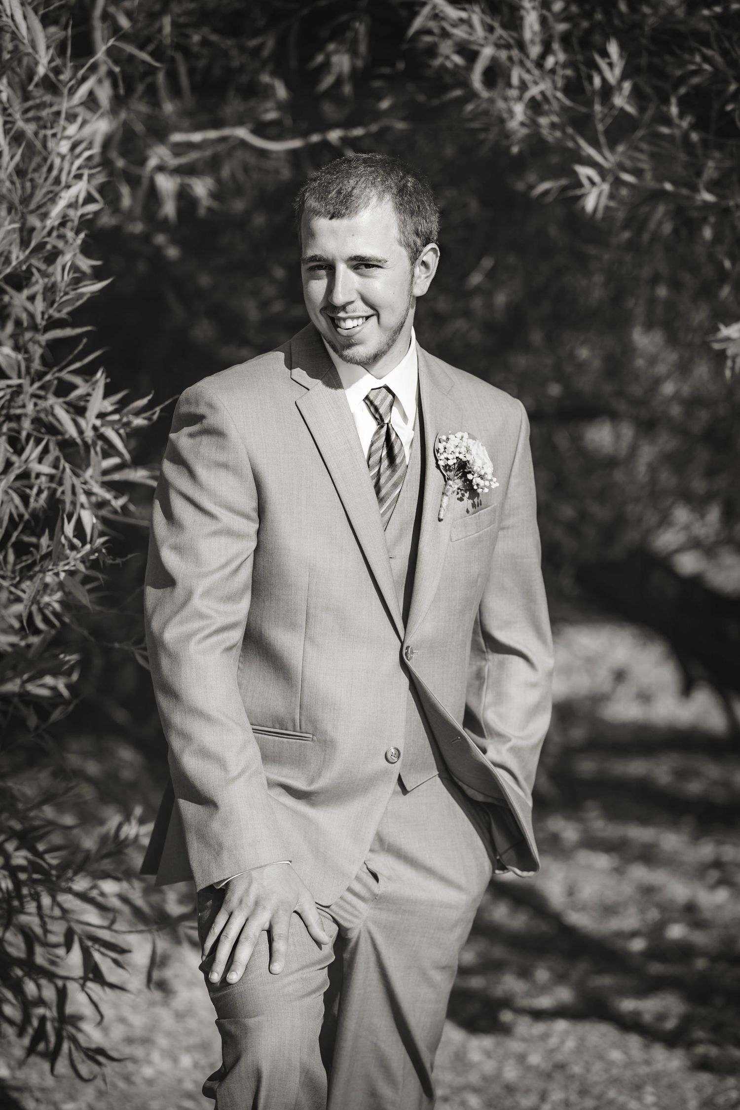 Rustic Farmhouse Backyard Wedding Photos by London Ontario Photographer Shawn Van Daele
