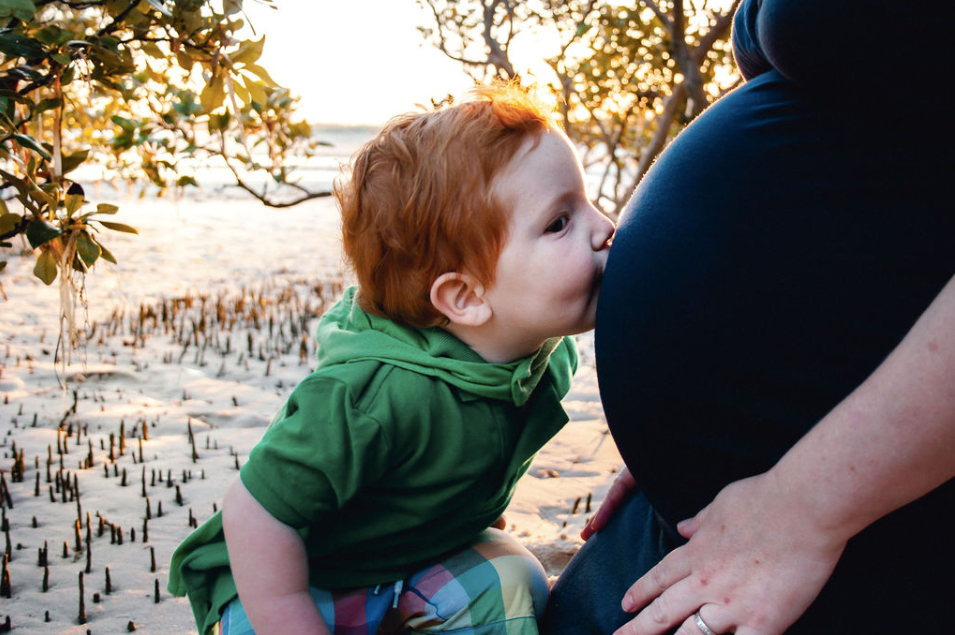 kissing belly maternity
