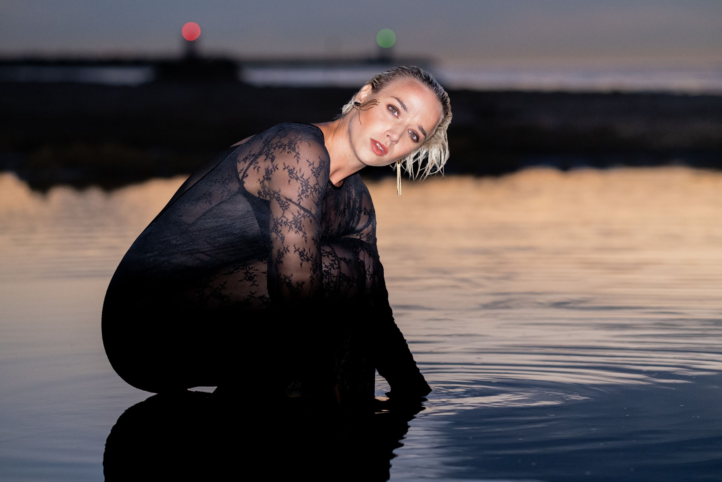 editorial beachfotografie photography scheveningen hunkemoller moise trusfull earring daylightshoot sunset nini profoto
