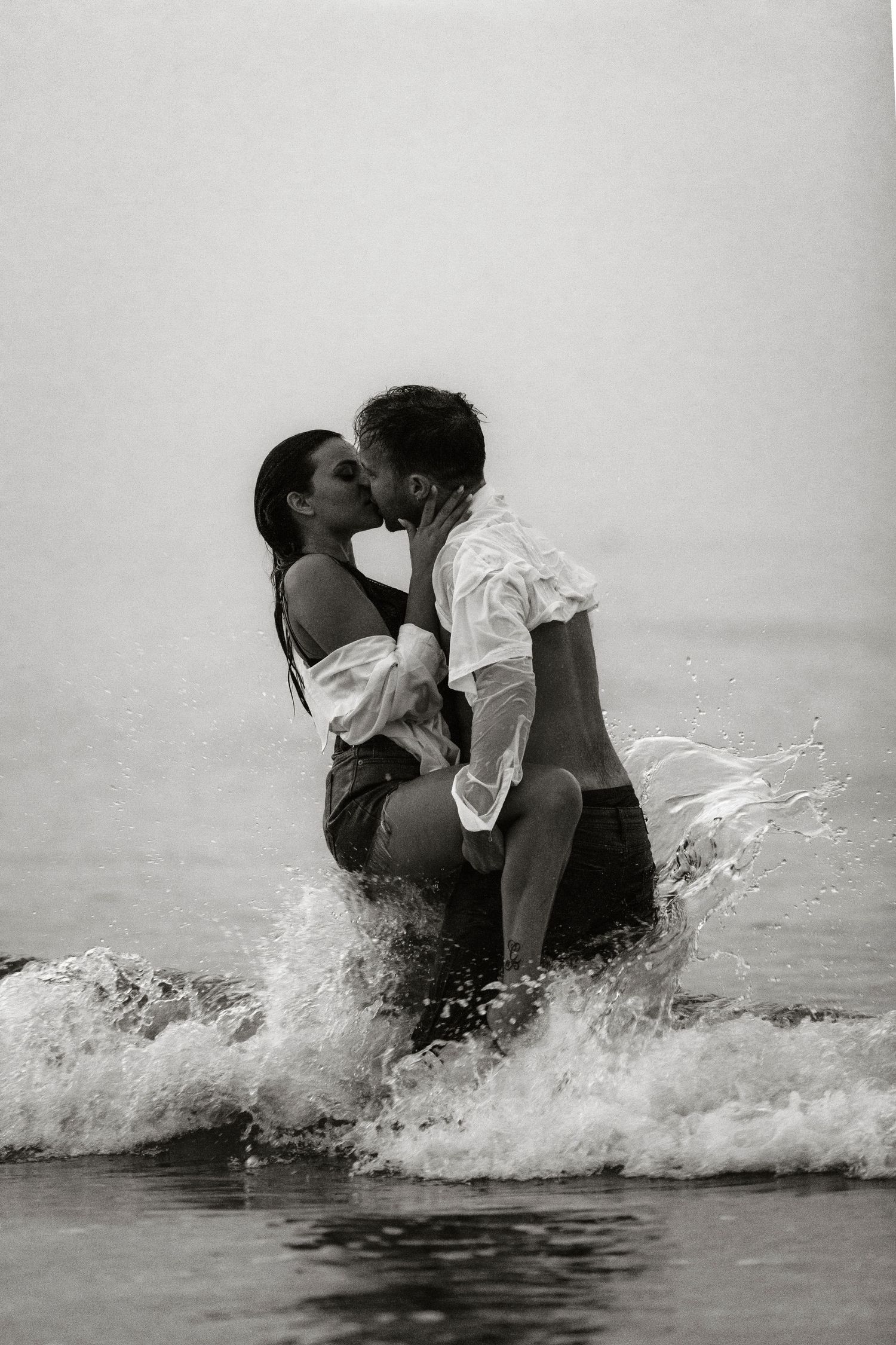Puglia - couple - prematrimoniale - sessione di coppia - mare - spiaggia- dog - wedding photographer - matrimonio