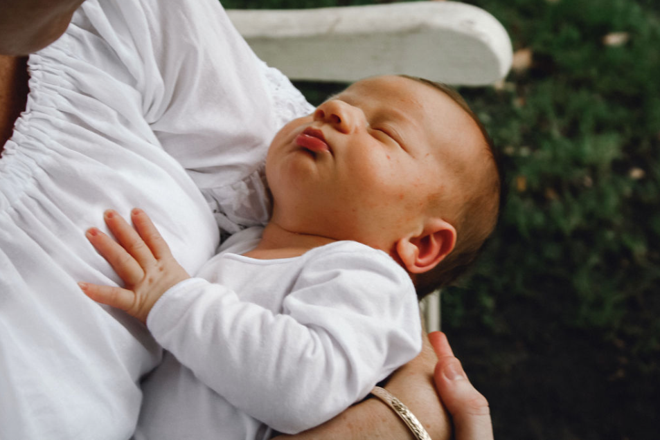 Lifestyle newborn photography sutherland shire autumn day extended family leaves