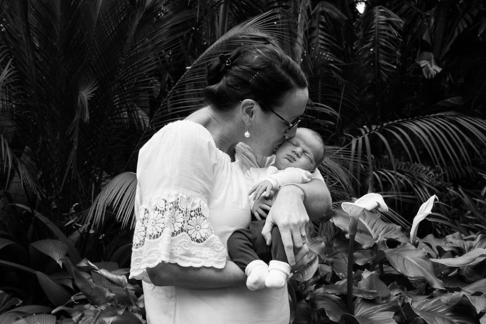 Lifestyle newborn photography sutherland shire autumn day extended family leaves