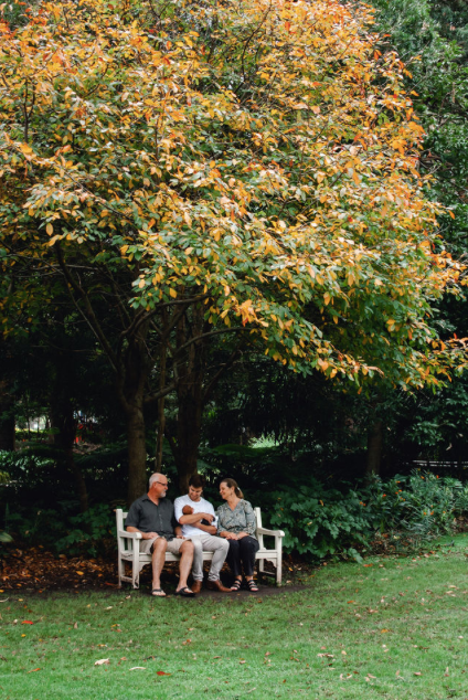 Lifestyle newborn photography sutherland shire autumn day extended family leaves