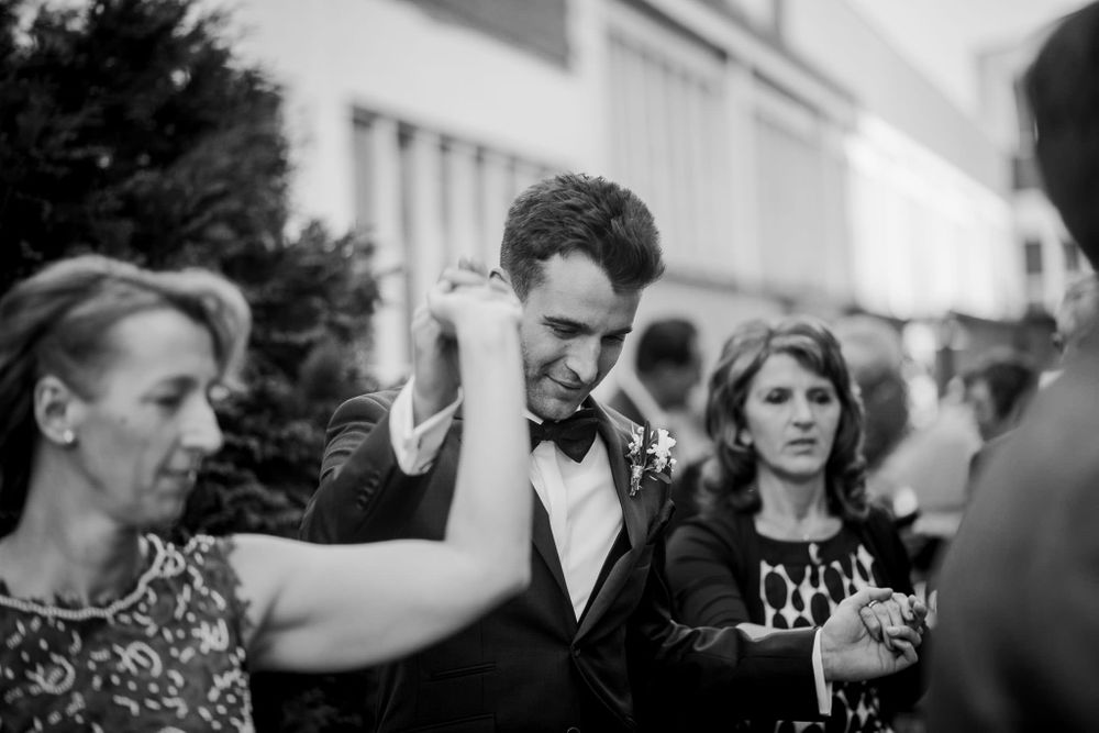 Schwarz Weiß Hände halten Hochzeit Foto