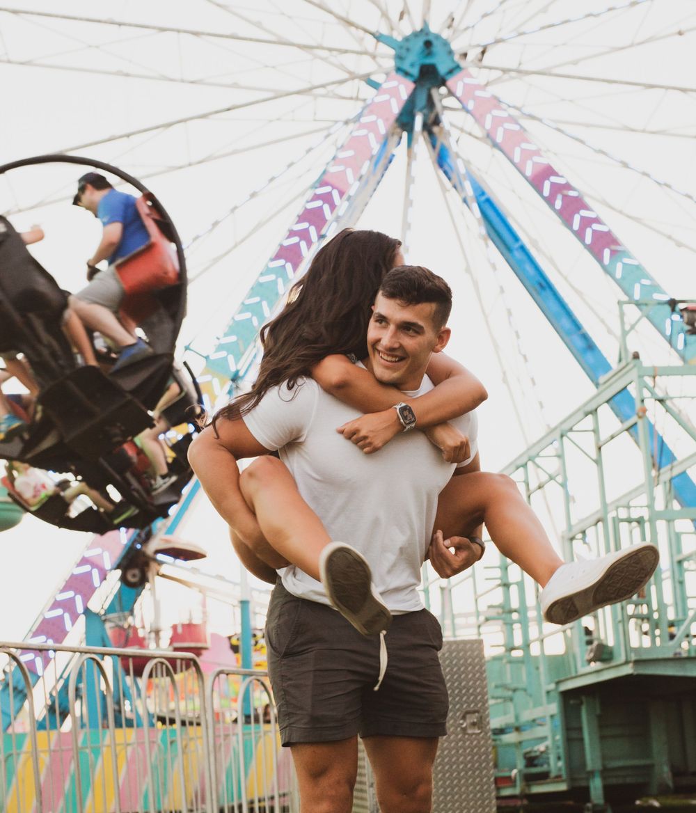 Ferris wheel couple poses for photoshoot