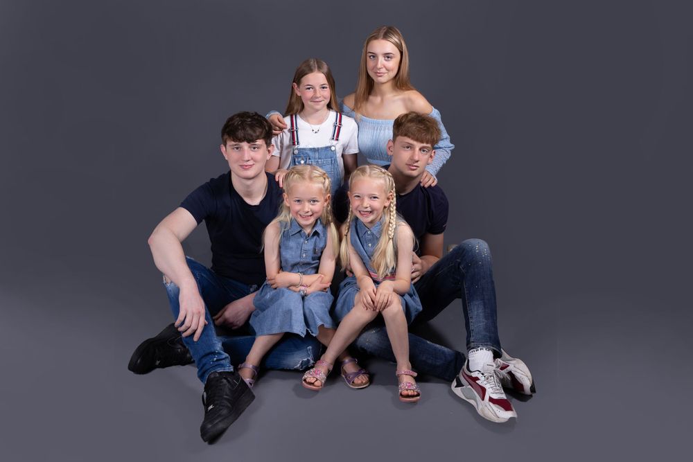 family of children older 2 boys older girl and 2 young girls