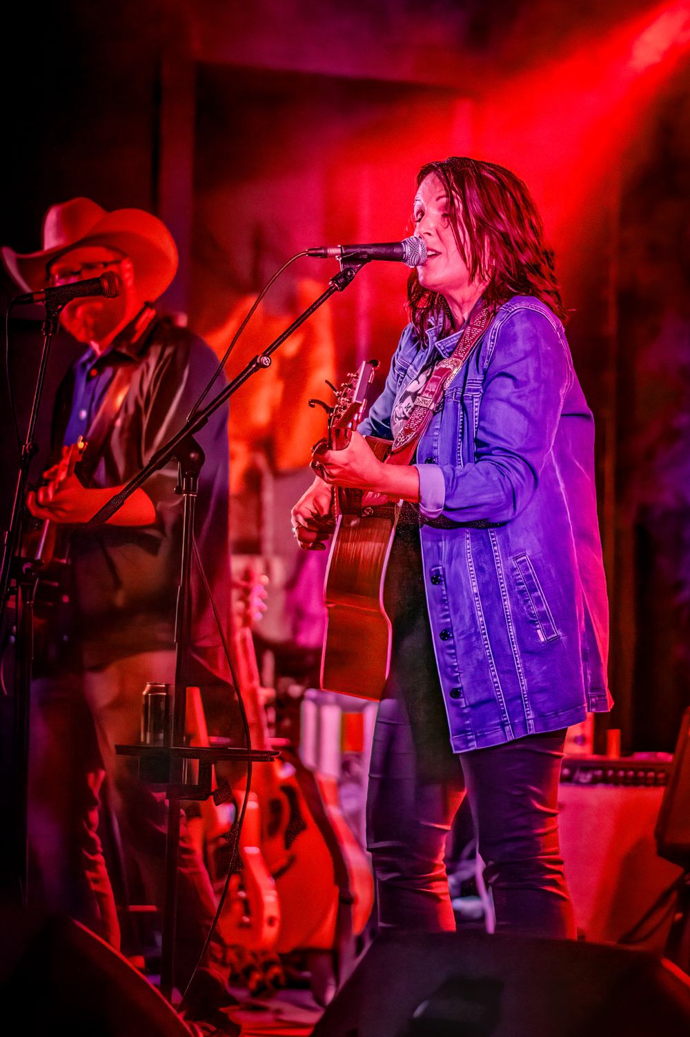 Photo d'une chanteuse country | Country girl | Concert à Saint-Amboise | Festival western 2023 | Photographe professionn