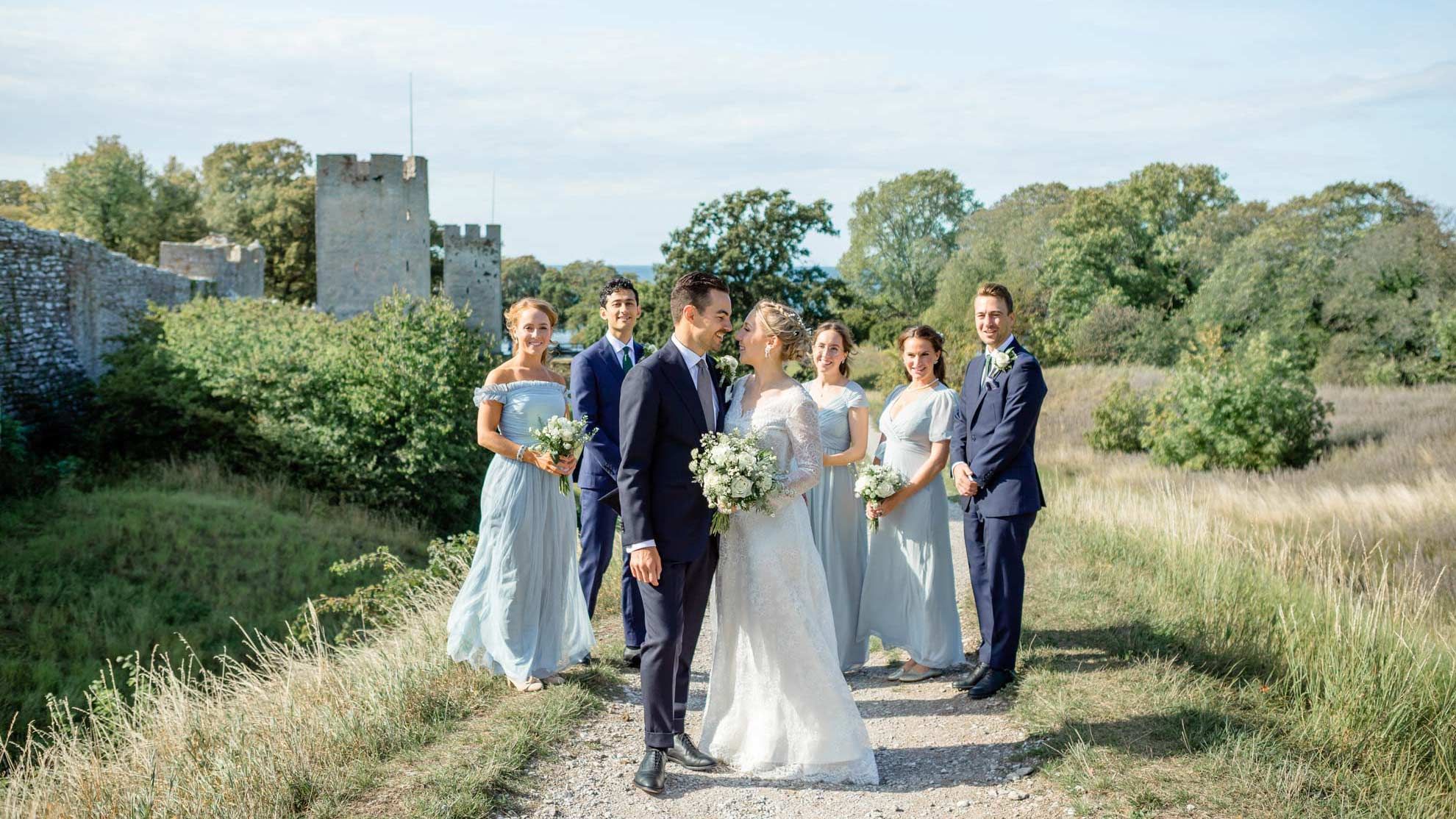brudpar tärnor bestman vid ringmuren i visby