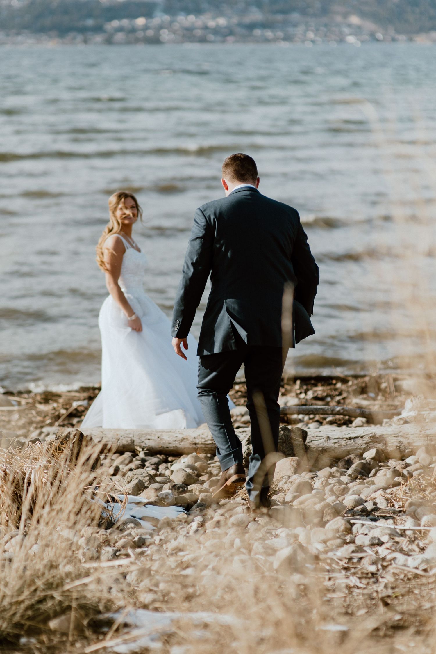 bride-and-groom-walking-on-beach
