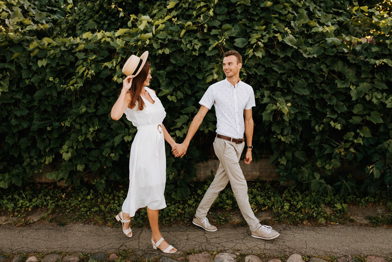 Romantiska pāra fotosesija pie dabas